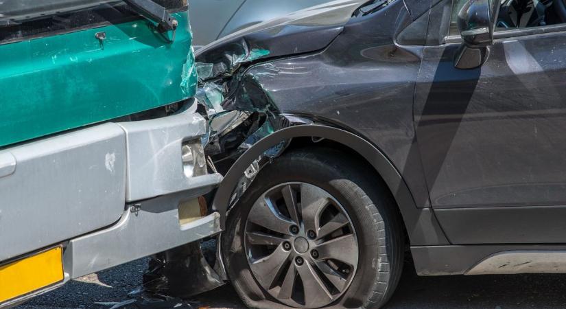 A szántásban állt meg egy autó, kiderült, kit vittek el a mentők Jánoshidáról