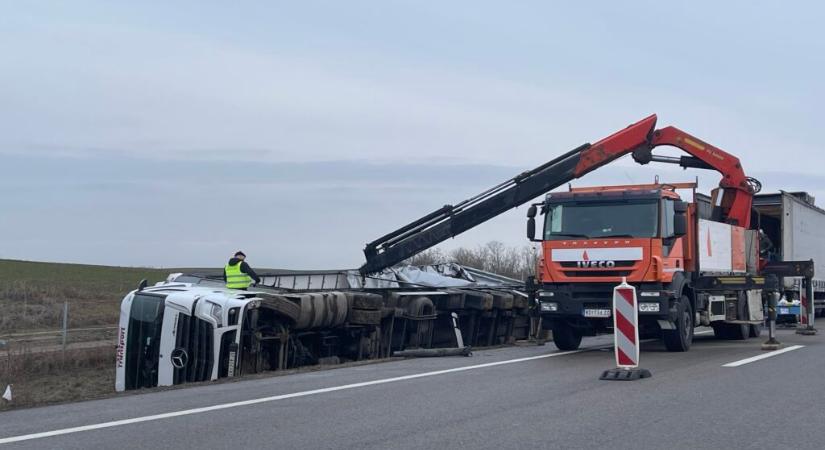 Árokba borult egy kamion