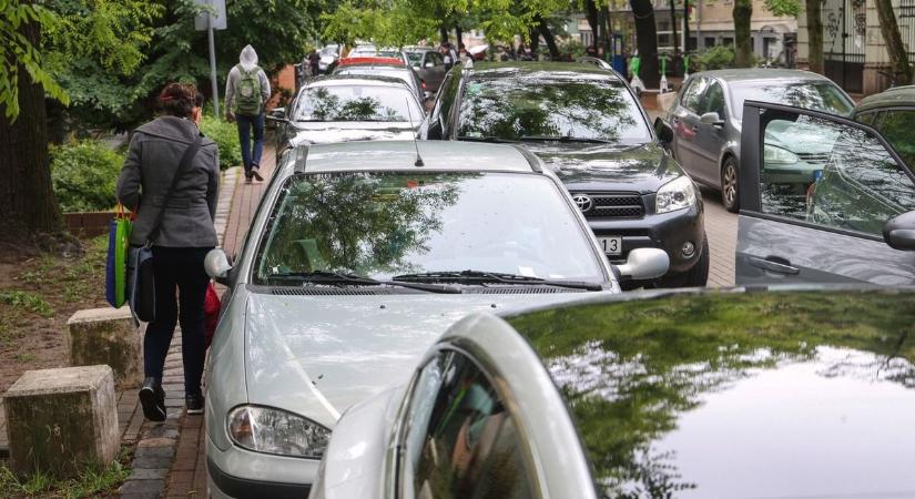 Anyósparkolás: a szabály, amit Szegeden rengetegen félreértenek és komolyan büntetnek érte