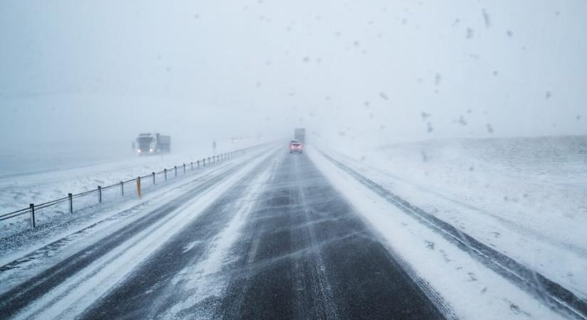 Hóvihar közepette szült egy anya az autópálya szélén