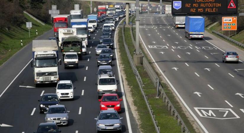 Demonstráció bénítja meg a forgalmas autópályát: óriási dugó várható