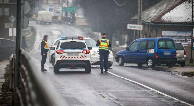 Frontálisan csapódott egymásnak a kamion és a személyautó a 46-oson