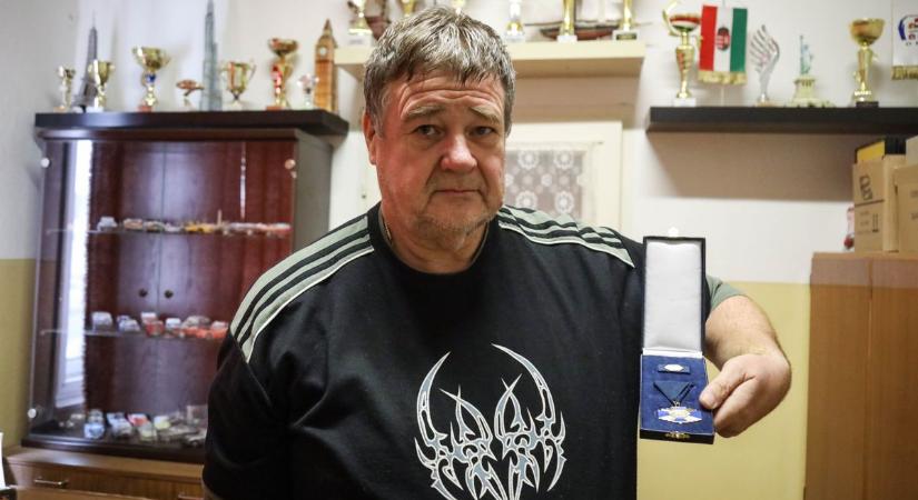 Gyereksírás áradt a földvári házból, háta mögé rejtette véres kezét a nő a polgárőrök elől