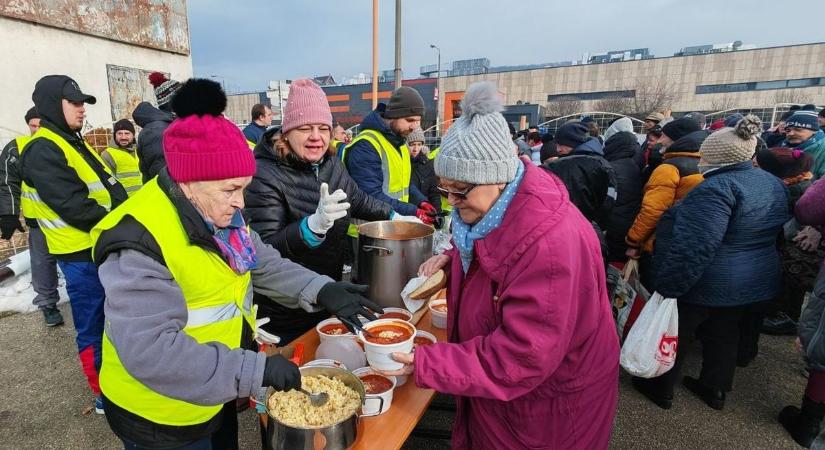 Több száz étel,- és ruhacsomaggal segítették a rászorulókat Tatabányán fotók