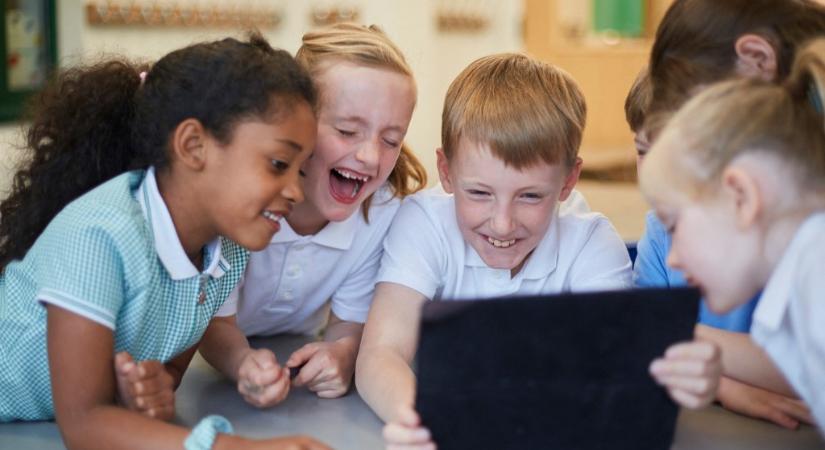 A általános iskolába bekerülő brit gyerekek harmada úgy próbál könyvet lapozni, mintha okostelefonhoz nyúlna