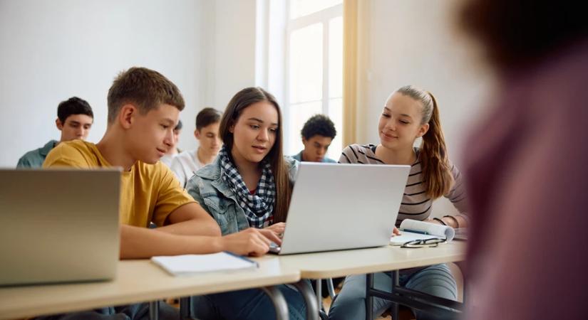 Új tananyag jön rengeteg magyar iskolában: ezek lesznek a kötelező elemek