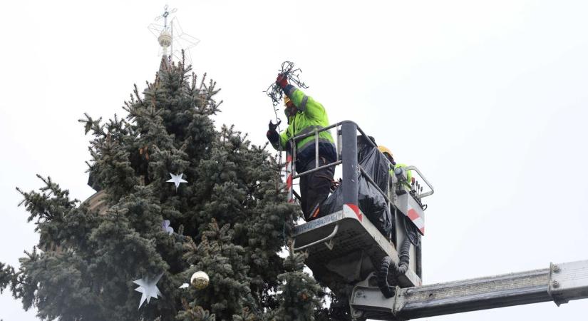 Hamarosan eltűnik Egerből a karácsony utolsó jele is - fotókkal, videóval