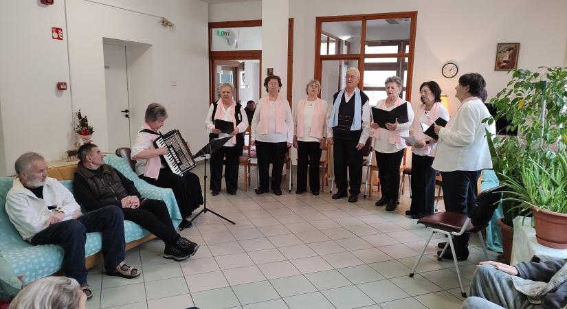 Nótadélutánt rendeztek a hajléktalanszálló