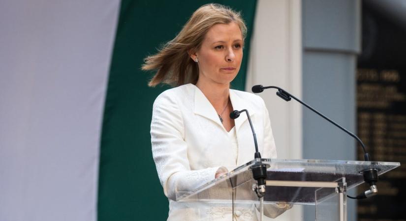 „Hajál meg reggelre anyádal együtt te majom” – halálos fenyegetés miatt tesz feljelentést Dúró Dóra