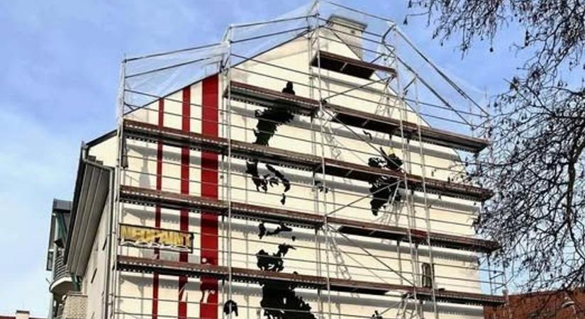 Mi készül, kitalálod kinek az arcképe fogadja rövidesen a Kaposvárra látogatókat?