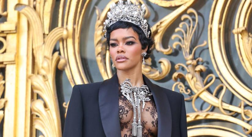 A párizsi divathét királynője lett Teyana Taylor ebben a teljesen áttetsző csipkés ruhában