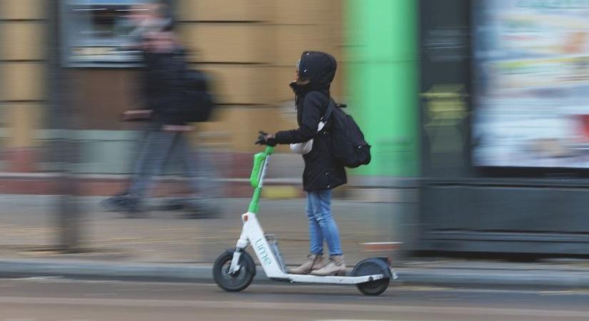 Már megint elképesztő helyen kötött ki egy roller Egerben - fotóval