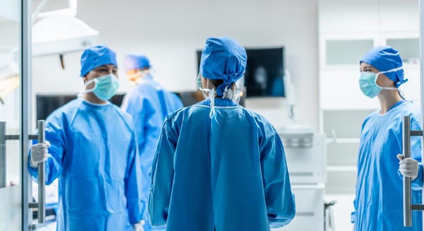 Több egészségügyi intézményben is kötelezővé tették a maszkviselést