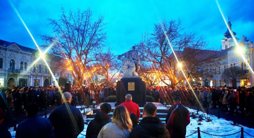 Adóemelések ellen tüntettek Kézdivásárhelyen: „Nem számokat, hanem embereket kellene nézni”