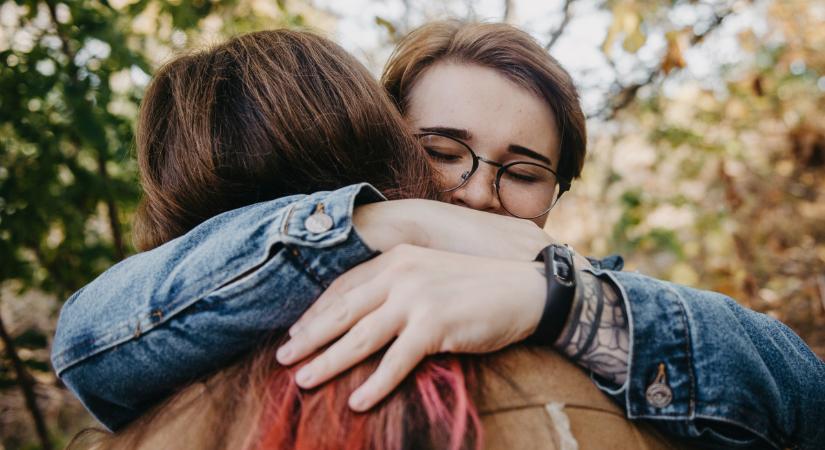 Támogató barát vagy tolakodó ismerős? Finom határok, ha mások küzdelménél vagy jelen