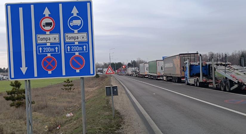 Kamionblokád a magyar–szerb határon: így sztrájkolnak a fuvarozók az új szabályozás miatt – fotók videó