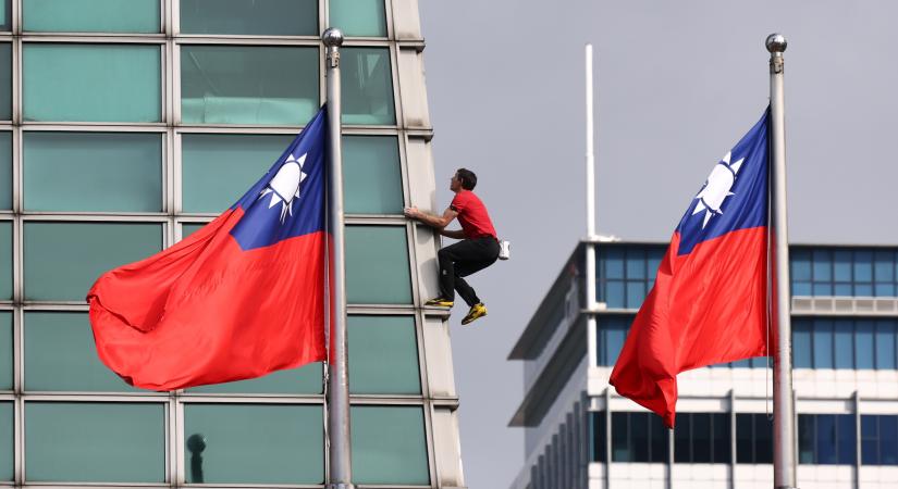 Parasztvakítás nagy magasságban vagy sport, hogy biztosítás nélkül kapaszkodik fel egy felhőkarcolóra az amerikai sziklamászó