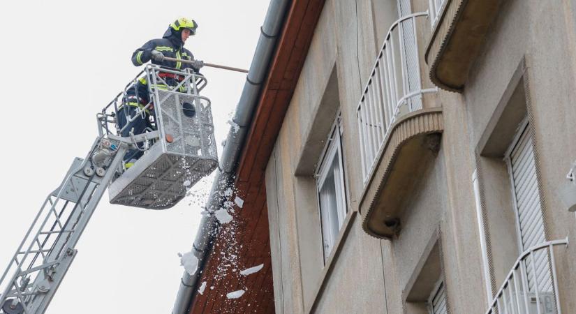 Életveszélyes helyzet alakult ki egy zalai társasháznál – a tűzoltók beavatkozására volt szükség (galéria, videó)