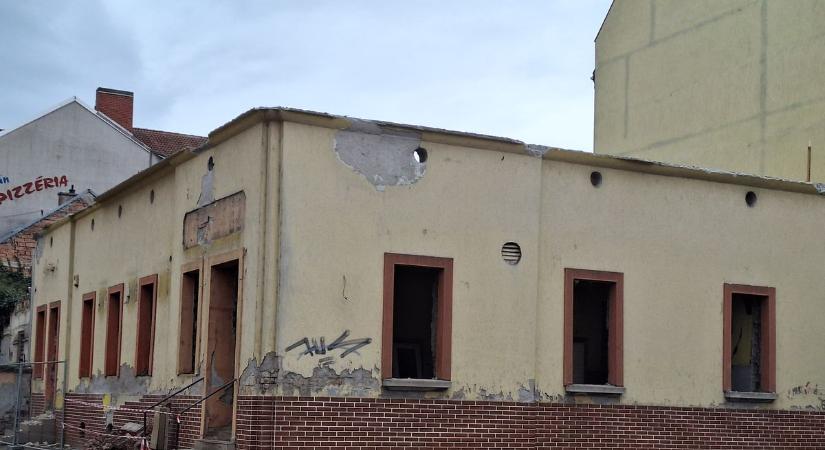 Végleg eltűnik a Rózsafa: lakások nőnek ki a legendás kocsma helyén és más titkokat is megtudtunk