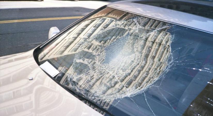 Autósok figyelem! Elég egy rossz mozdulat és reped a szélvédő