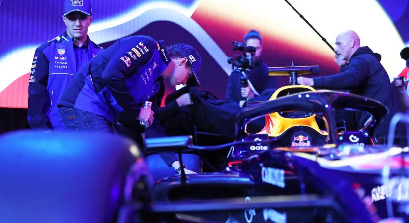 Ki nem találná, ki ült a Red Bull volánja mögött a barcelonai teszten!