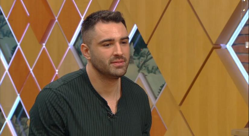 „Senkinek sem jó, de mégis csináljuk” - Elek Péter önálló estje a párkapcsolati játszmákról