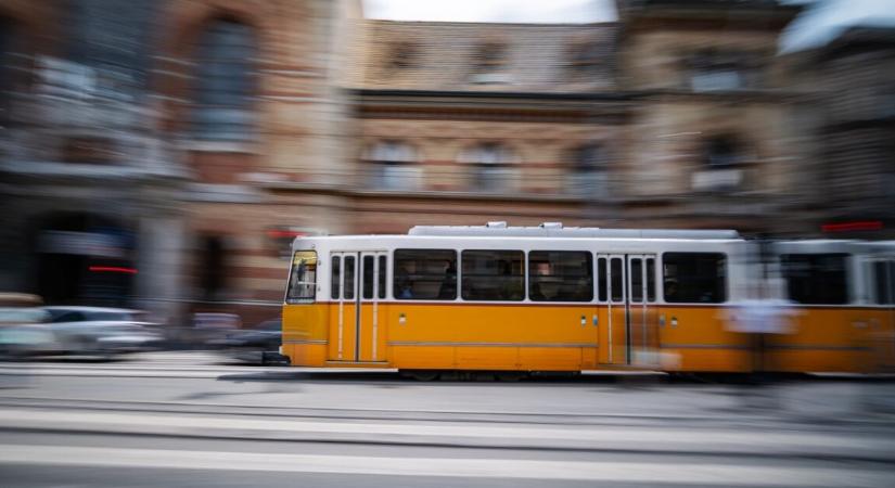 Összeesett egy 75 éves nyugdíjas a villamoson Budapesten – teljesen leállt a szíve