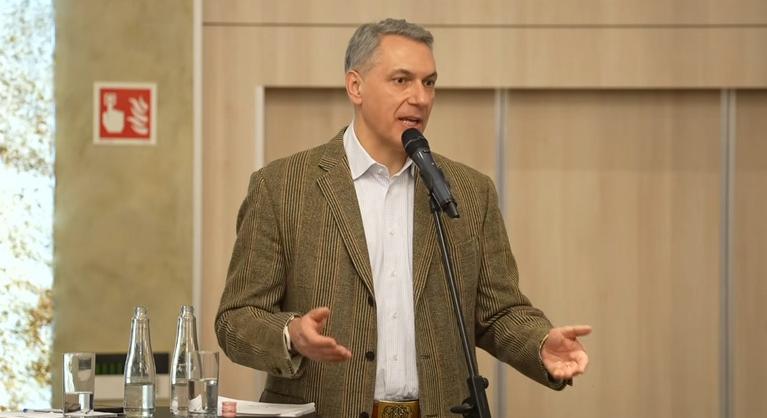 „Mikor ülsz már fel egy sz*ros InterCityre?” – feszültség Lázár János fórumán