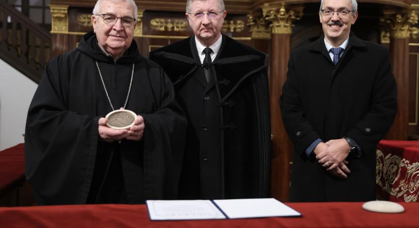 Kitüntették Várszegi Asztrikot a ökumenikus imahét nagytemplomi záróalkalmán