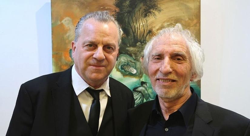 Festékkel, ecsettel, homokkal születő álomvilág – Megnyílt Cakó Ferenc tárlata Veszprémben