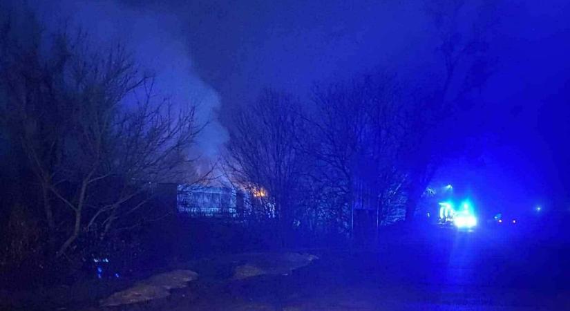 Kigyulladt egy tehervonat Vértesszőlősnél - Tata és Tatabánya között áll a vonatforgalom