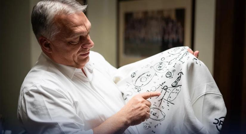 Vajon mit jegyzetelt le ezúttal Orbán Viktor?
