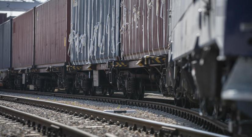 Kigyulladt egy tehervonat Vértesszőlősnél, jelentős késések vannak a győri fővonalon