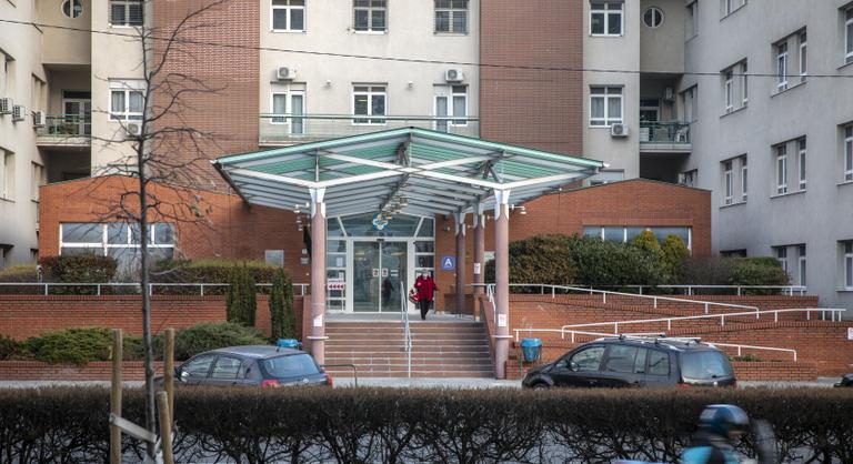 Megszólalt a Szent Imre Kórház udvarán holtan talált férfi fia, elképesztőnek tartja a történteket