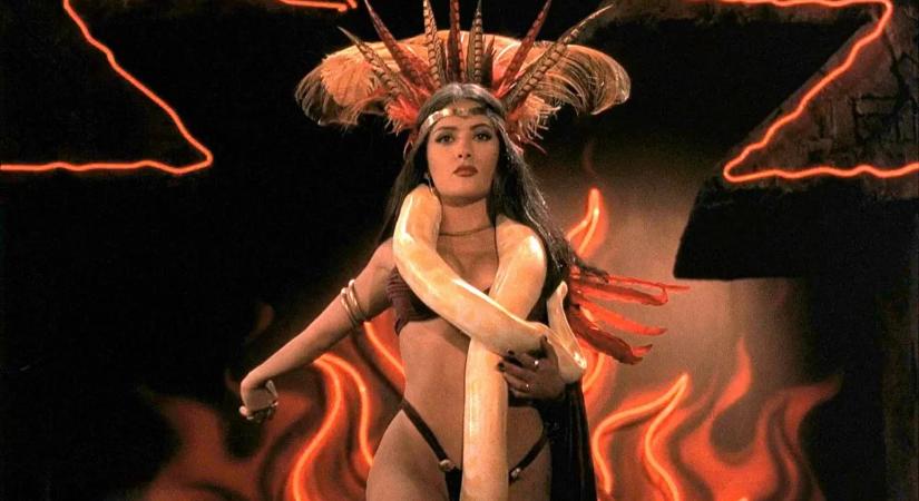 Salma Hayek egy szál kígyóban robban be Hollywoodba