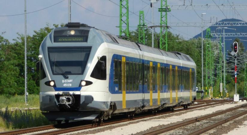 Kigyulladt egy mozdony, késések várhatók a győri fővonalon