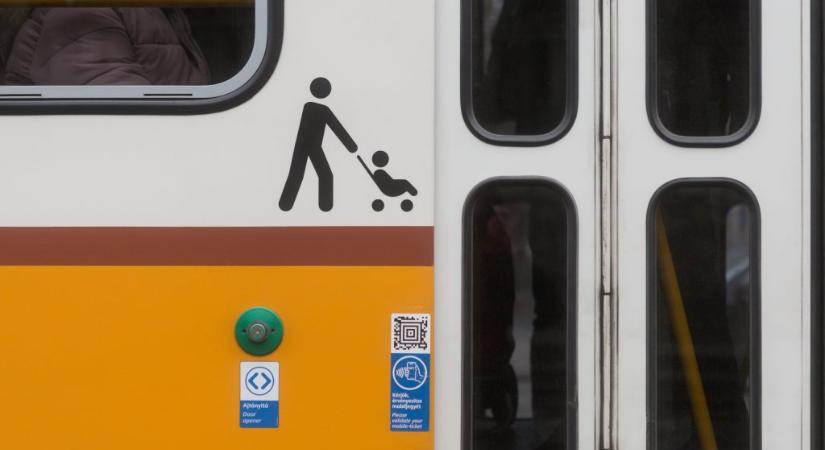 Utasok mentették meg egy idős nő életét egy budapesti villamoson