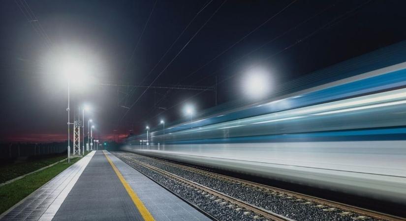 Kigyulladt egy mozdony, késnek a vonatok a győri vonalon