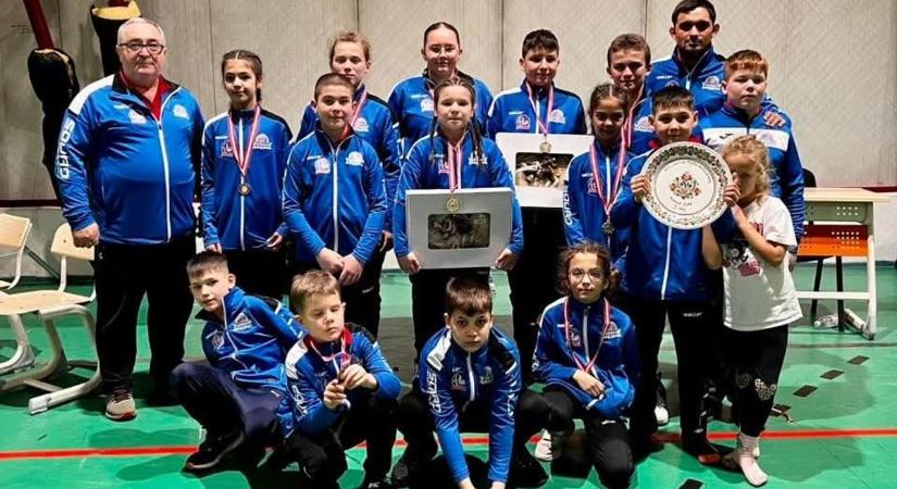 A verseny után szánkóztak a birkózók Erdélyben