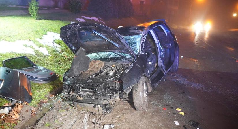 Sokkoló fotókat mutatunk a Vépen történt baleset helyszínéről