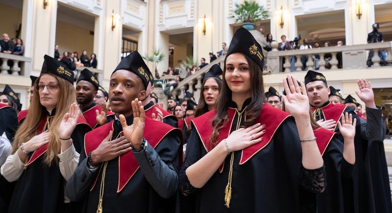 Több mint kétszáz TTK-s hallgató vehette át diplomáját a Debreceni Egyetemen