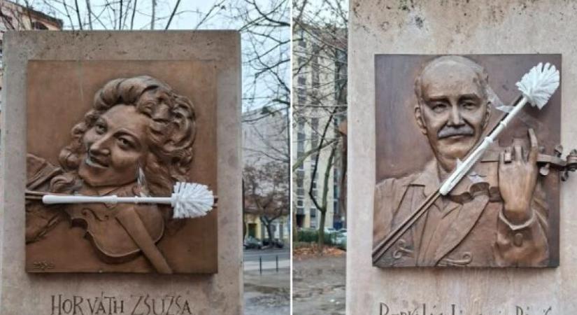 WC-kefékkel dekorálta ki a Kutyapárt az emlékműveket a Muzsikus Cigányok parkjában