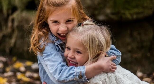 Családi pótlék és nyugdíj utalás 2026 február: ekkor érkezik a pénz (bank, posta)