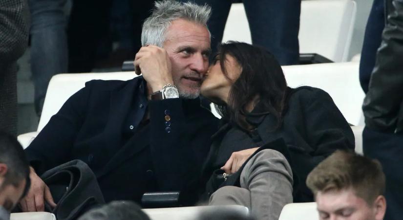 22 év korkülönbség: Bevállalós kebelcsodát szeret az 59 éves híresség - fotók