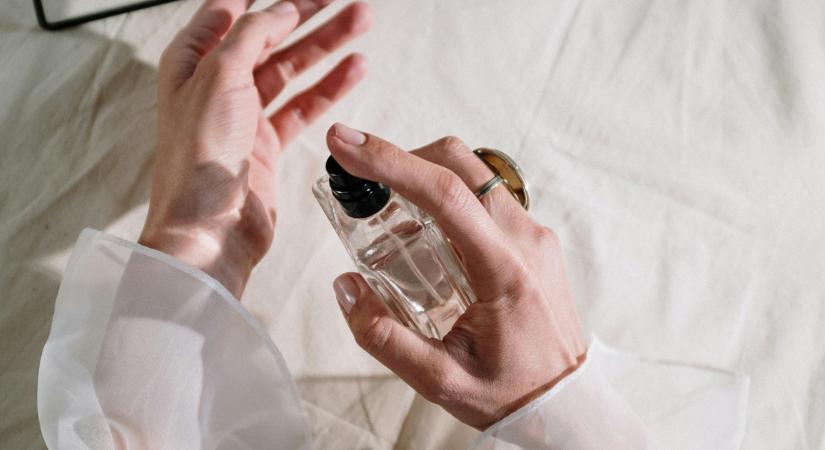 7 parfüm, ami bizonyítottan vonzza a férfiakat: Ezeket az illatjegyeket tartják a legszexibbnek 2026-ban
