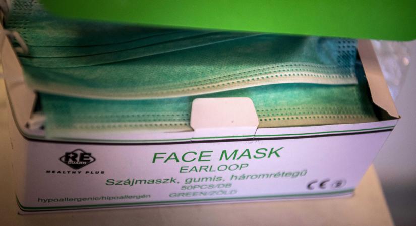 Kötelező maszkot viselni a pécsi klinikákon keddtől