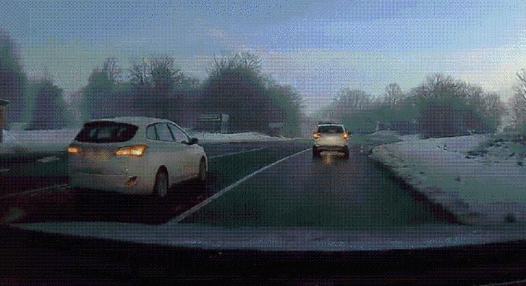 Kis híján frontális ütközés lett a vége ezeknek a manővereknek