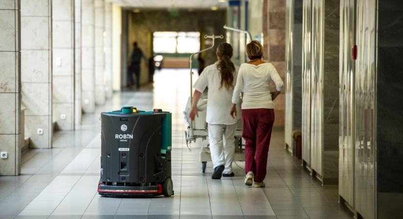 A MÁV vécéit takarító kormányközeli cég is reagált Lázár János cigányozására