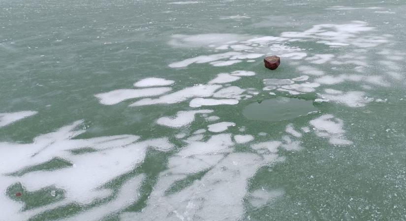 Tragédia a Balaton jegén, a tűzoltók már nem tudtak segíteni!