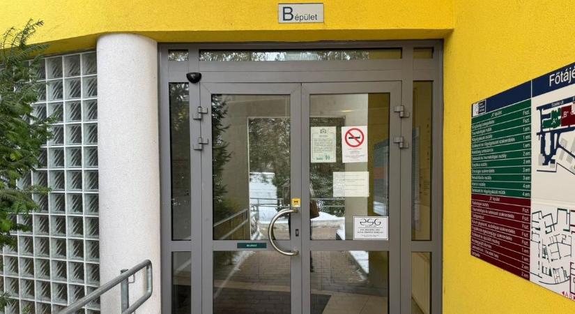 Példás összefogás: hamarosan életmentő eszközt helyeznek el a kórház bejáratához
